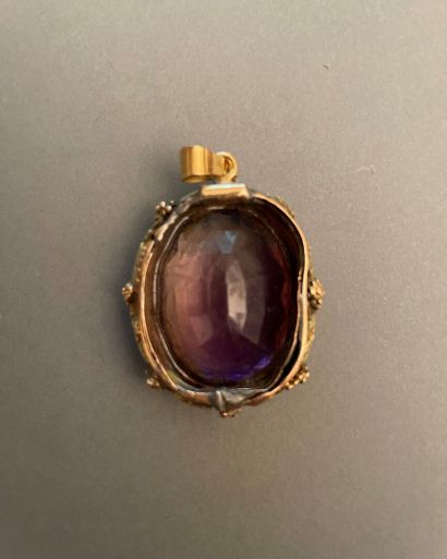 Pendentif orné d'une améthyste ovale dans...