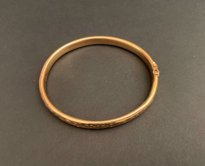 Bracelet jonc rigide ouvrant en or jaune...