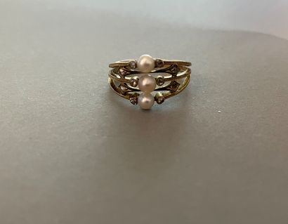 Bague trois corps en or jaune, chacun orné...