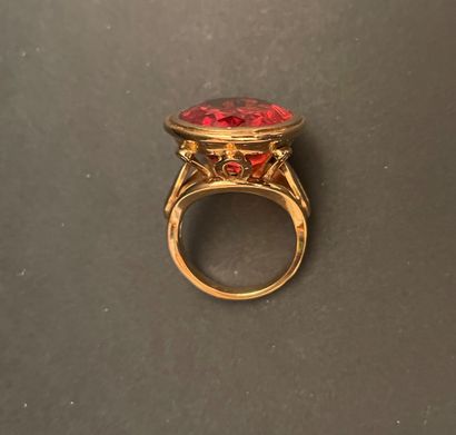 Bague ornée d'une pierre orangée ovale montée...