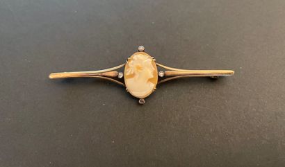 Broche barrette ornée d'un camée coquille...
