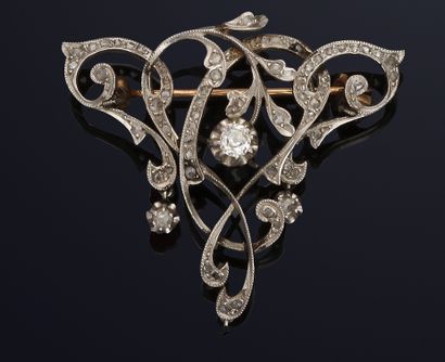 Broche lancéolée ornée d'un brillant au centre...