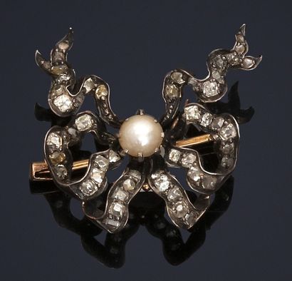 Broche ruban noué en lignes de diamants taillés...