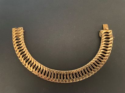 Bracelet ruban articulé en or jaune.
Fabrication...