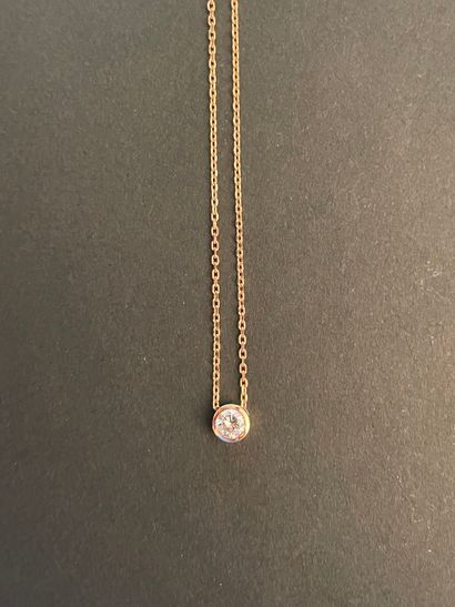 Collier en or jaune formé d'une chaîne retenant...