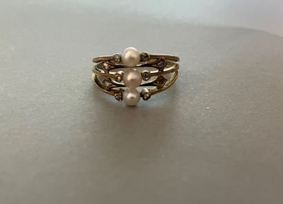 Bague trois corps en or jaune, chacun orné...
