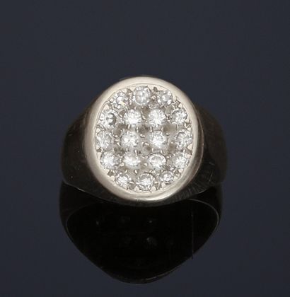Bague chevalière en or gris ornée d'un pavage...