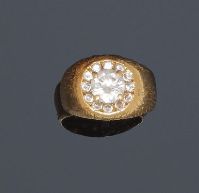 Bague jonc en or jaune griffé, ornée d'un...