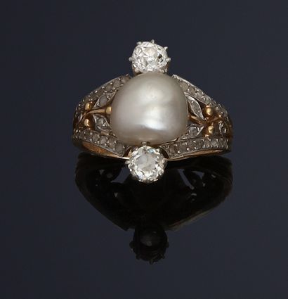Bague ancienne ornée d'une perle présumée...