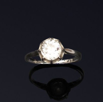 Bague ornée d'un brillant taille ancienne...
