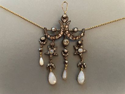 Pendentif composé de motifs en forme de croissants...