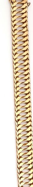 Bracelet ruban articulé en or jaune.
Fabrication...