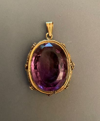 Pendentif orné d'une améthyste ovale dans...