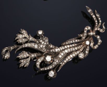 Broche bouquet ancienne ornée de lignes de...