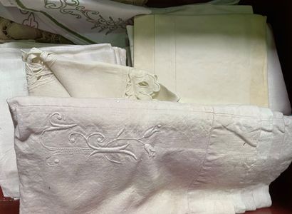 Lot de linge de maison brodé : nappes et...