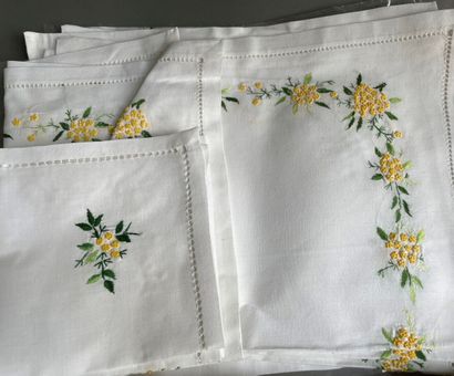 Lot de linge de table :

-Deux nappes en...