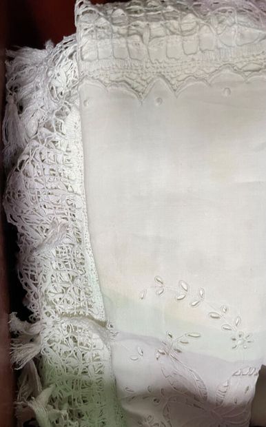 Lot de linge de maison brodé : nappes et...