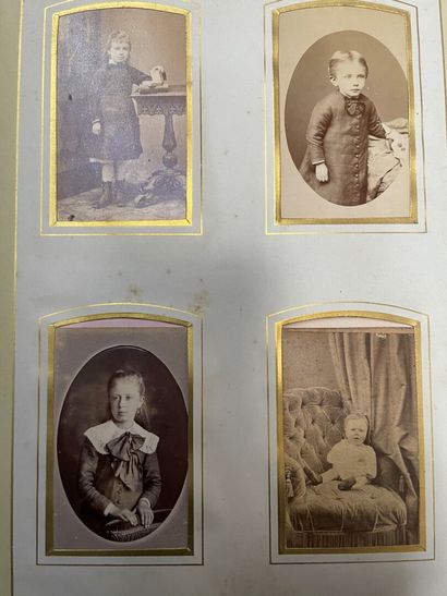 Lot d'albums photos anciens 

et petite collection...