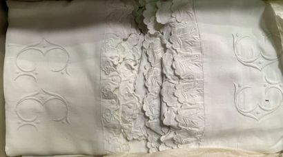 Lot de linge de maison brodé : nappes et...