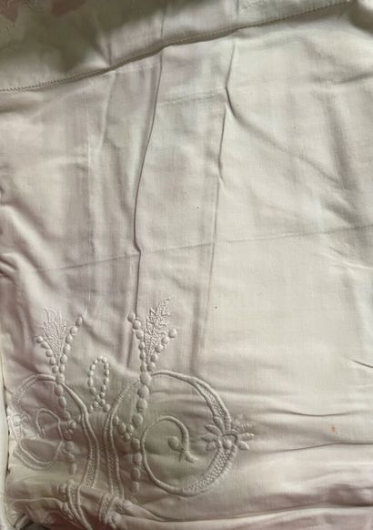 Lot de linge de maison brodé : nappes et...