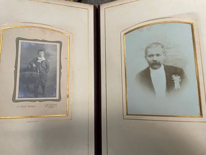 Lot d'albums photos anciens 

et petite collection...