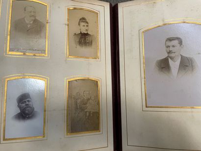 Lot d'albums photos anciens 

et petite collection...