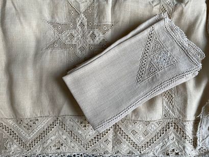 Lot de linge de table :

-Deux nappes en...