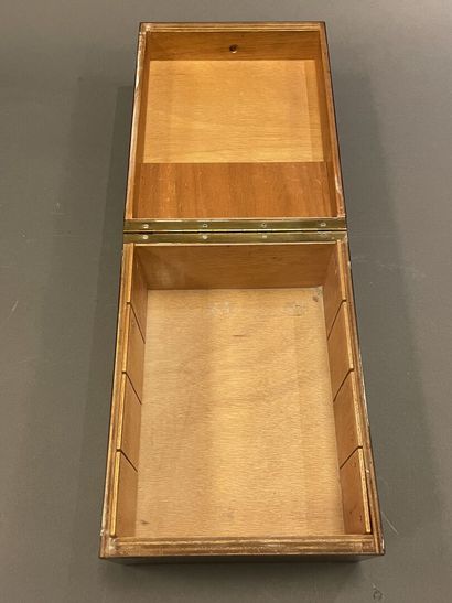 Rosewood veneer box
17 x 23 x 30 cm
Wear...