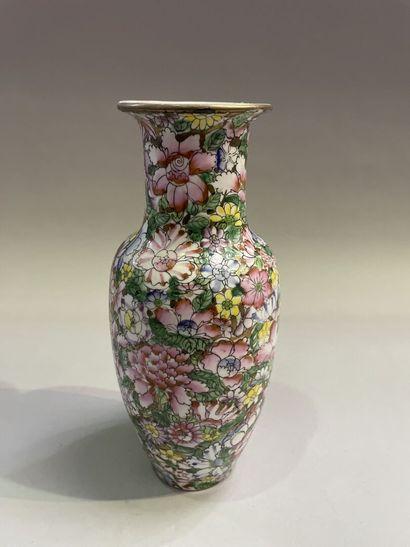 Porcelain vase with a thousand flowers decoration....