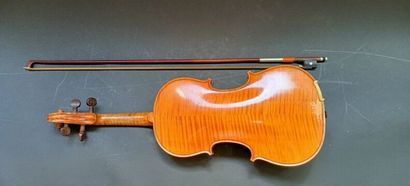 Study violin.
L: 56 cm. 

A child's violin...