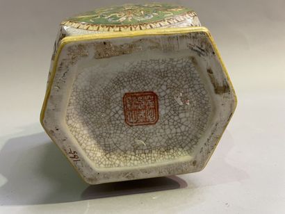 Baluster vase in cracked porcelain decorated...