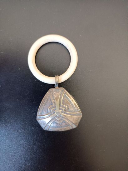 Hochet en métal argenté sur anneau ivoire.
H...