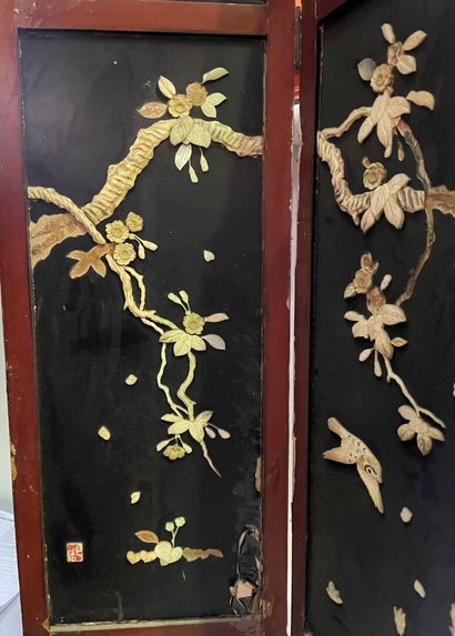 Small screen with four leaves decorated with...