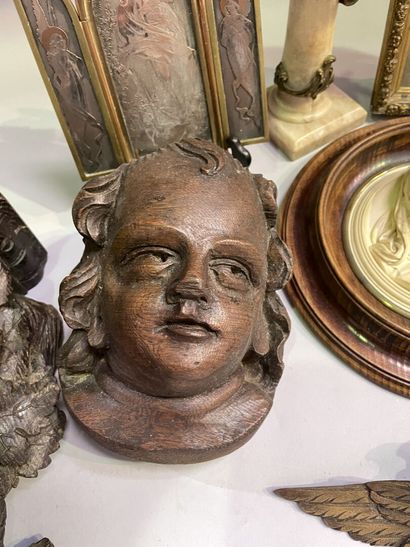 Tête en bois sculpté
Angelot en bronze sur...