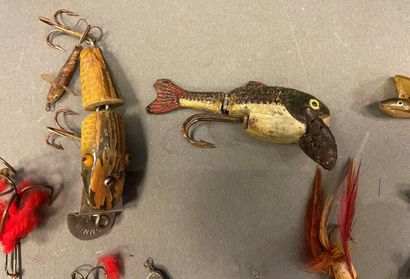 Lot of antique lures in painted wood, metal,...