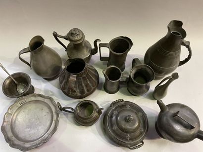 Lot de pièces en étain comprenant : vases,...