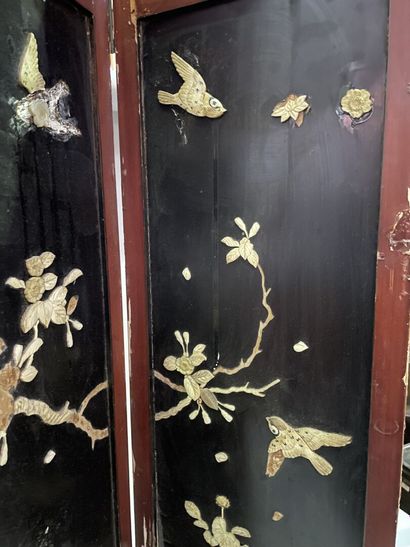 Small screen with four leaves decorated with...