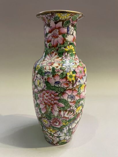 Porcelain vase with a thousand flowers decoration....