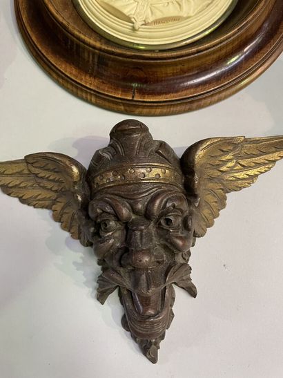 Tête en bois sculpté
Angelot en bronze sur...