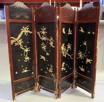 Small screen with four leaves decorated with...