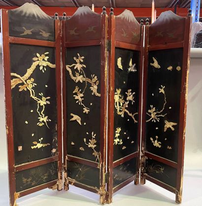 Small screen with four leaves decorated with...