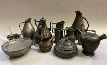 Lot de pièces en étain comprenant : vases,...