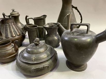 Lot de pièces en étain comprenant : vases,...