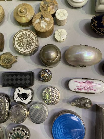 Strong lot of small fly boxes, pill boxes,...