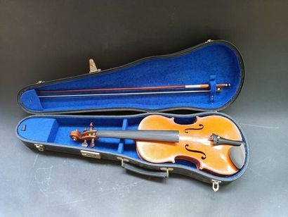 Study violin.
L: 56 cm. 

A child's violin...