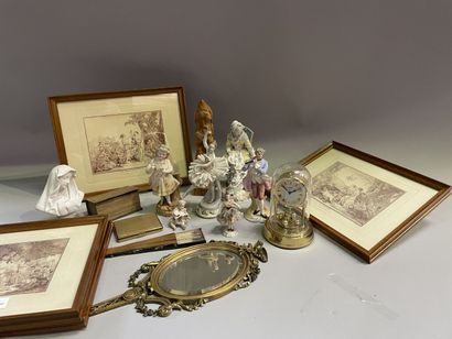 Lot de bibelots, gravures, miroir en bronze,...