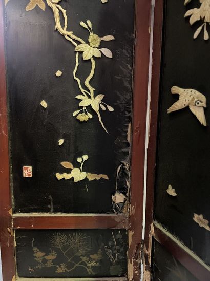 Small screen with four leaves decorated with...