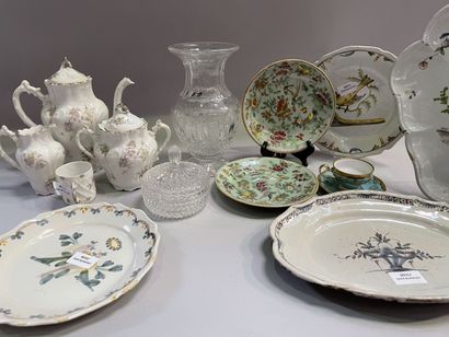Lot de vaisselles comprenant assiettes et...