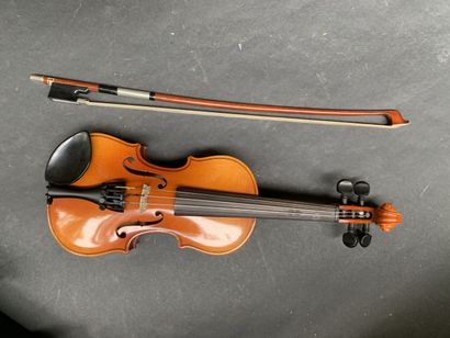 Study violin.
L: 56 cm. 

A child's violin...