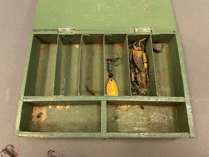 Lot of antique lures in painted wood, metal,...